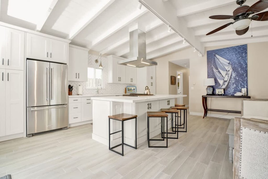 Kitchen & island seating