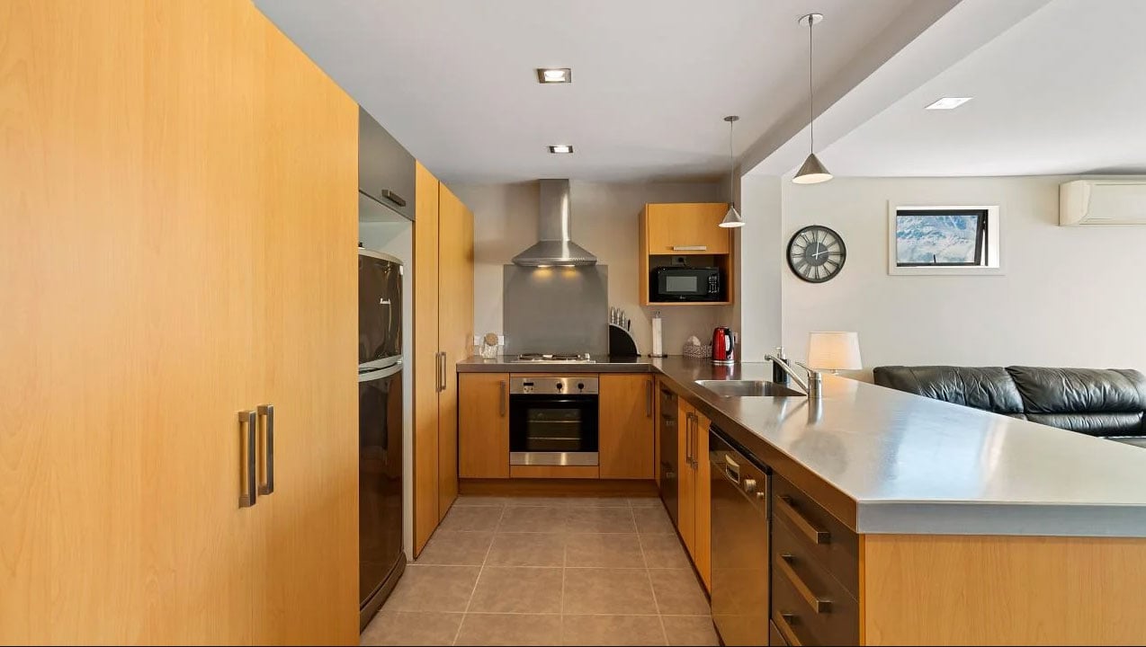 Panoramic Peaks: 3BR Home with Lake Vistas