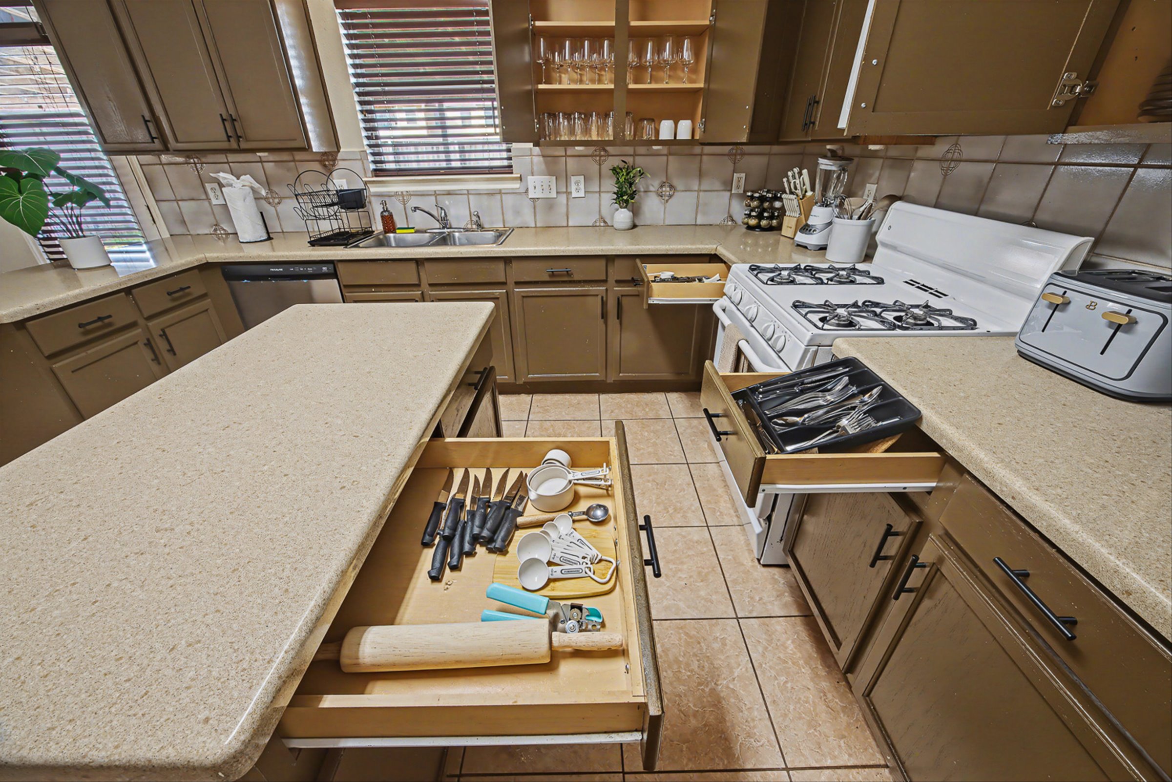 Baytown Htown Escape | Air Hockey Yard BBQ Games