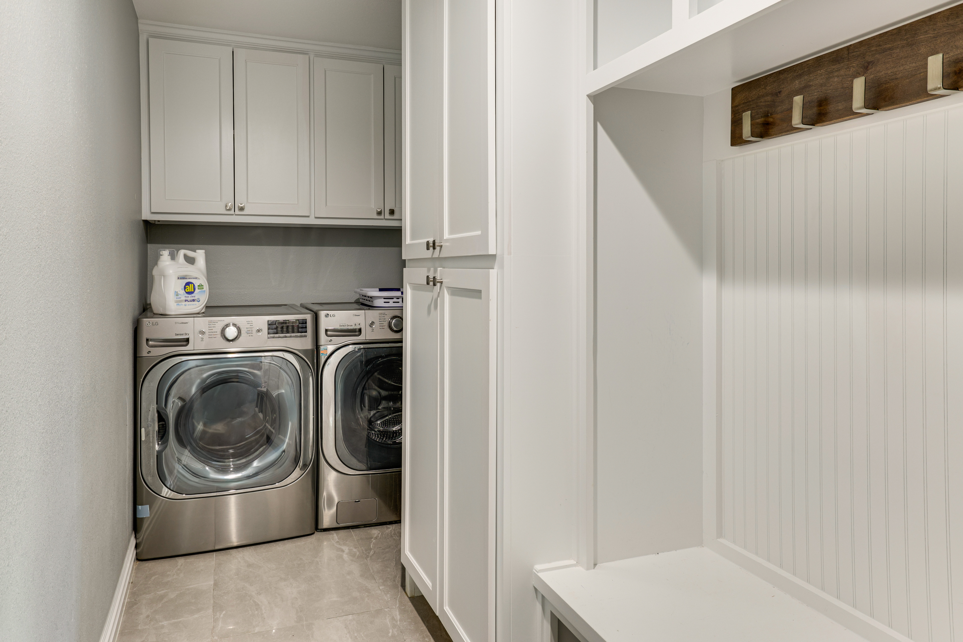 2 Mi to Galleria Dallas: Group Retreat w/ Yard!