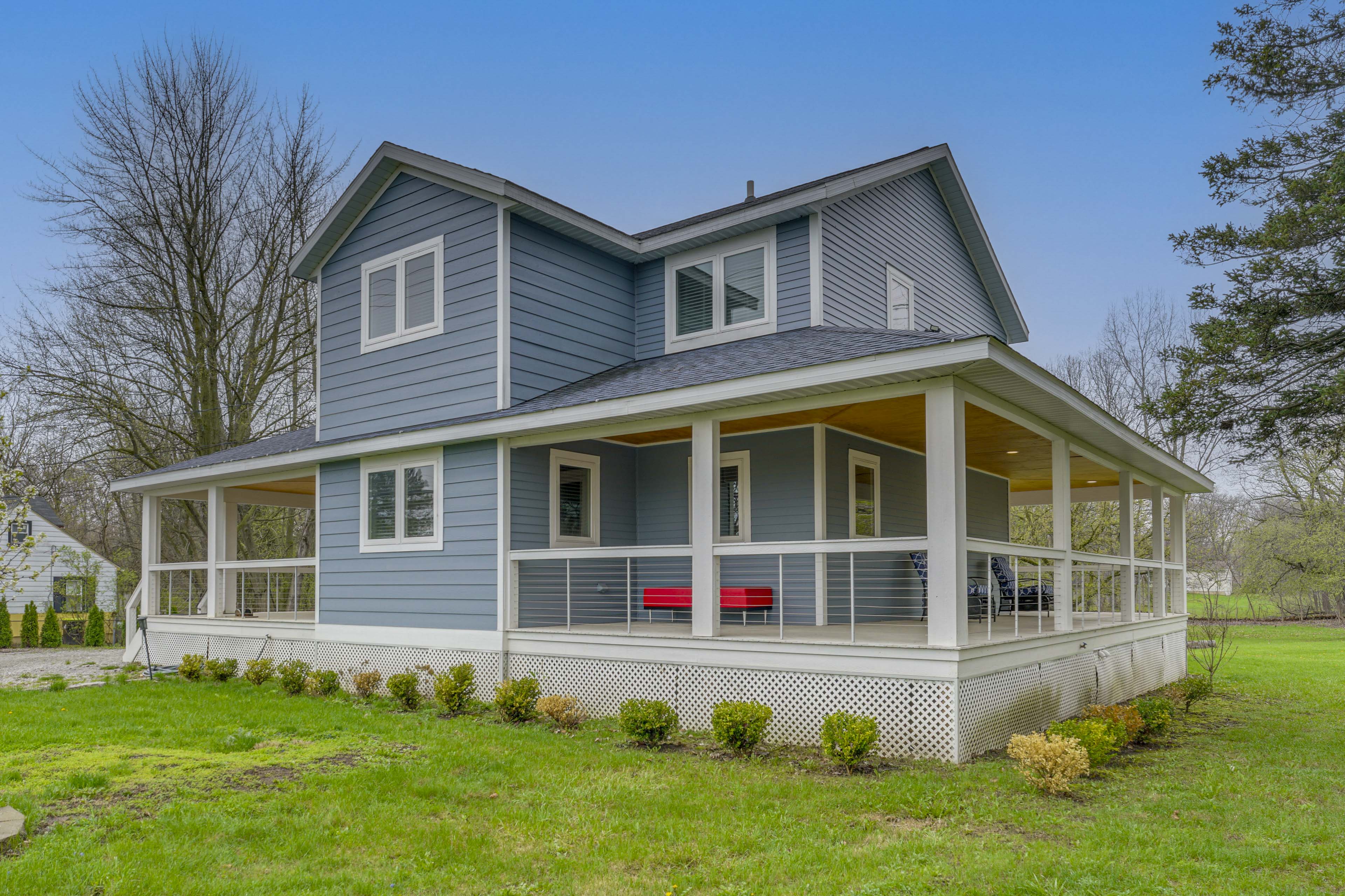 < 1 Mi to Oakland University: Cozy Retreat w/ Yard