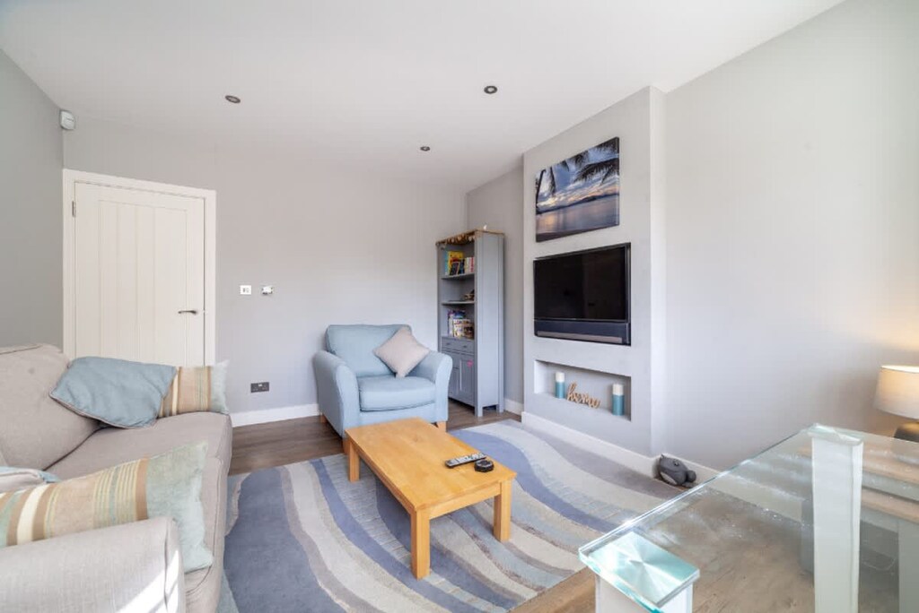 Spacious living space with TV & dining table