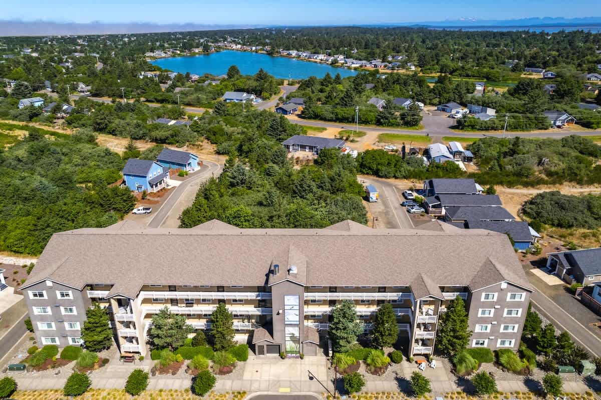 2BR Oyhut Bay Condo | Fireplace | Private Deck