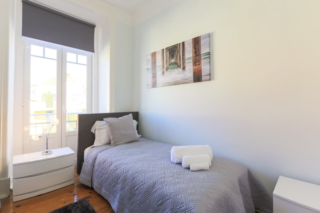 ❤️StayInLisbon - Bright twin bedroom with functional design and modern touches
