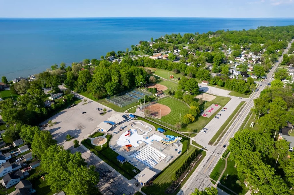 Just minutes from the stunning Lake Erie shoreline ⛱️—enjoy scenic strolls and unforgettable sunsets all within walking distance of your stay! ‍♂️