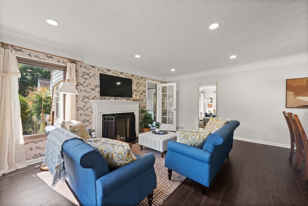 Sunshine streams into this stylish living room, illuminating the beautiful blue furniture.  So inviting! ✨