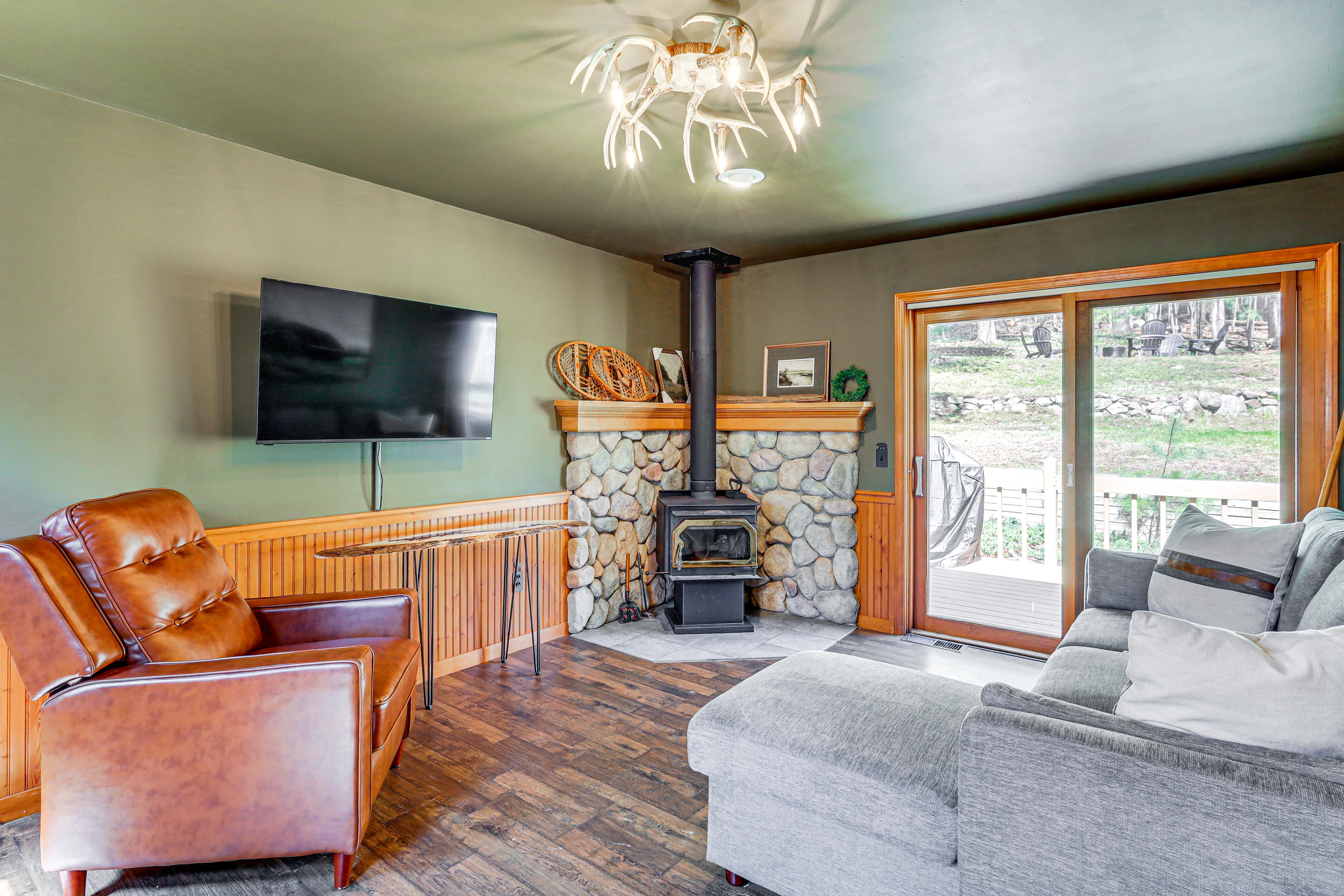 3 Mi to Lake George & Village: Family Home w/ Deck