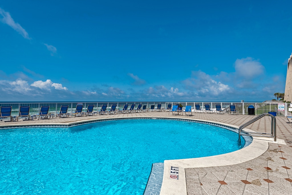 Stunning beachfront pool