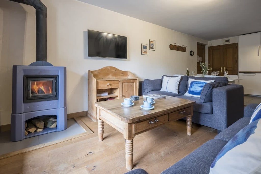 Living room area with log burner fire