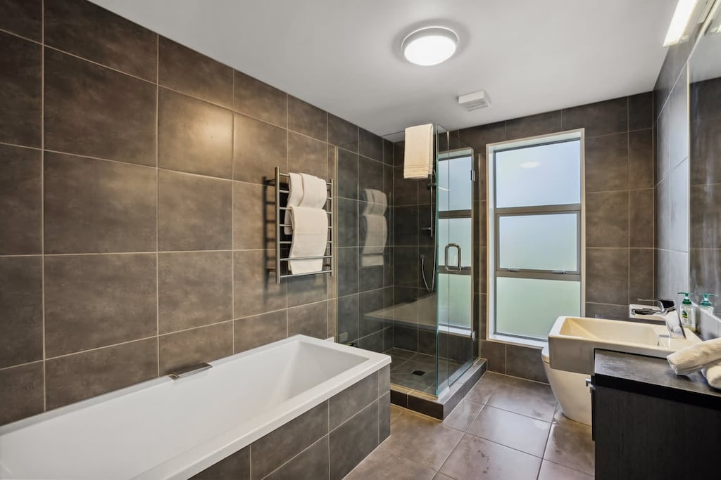 Beautiful Full Bathroom