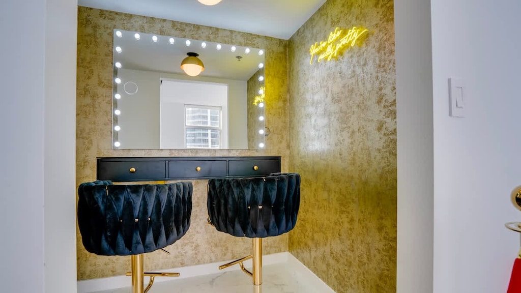 Ladies Glam room with Make up mirror!