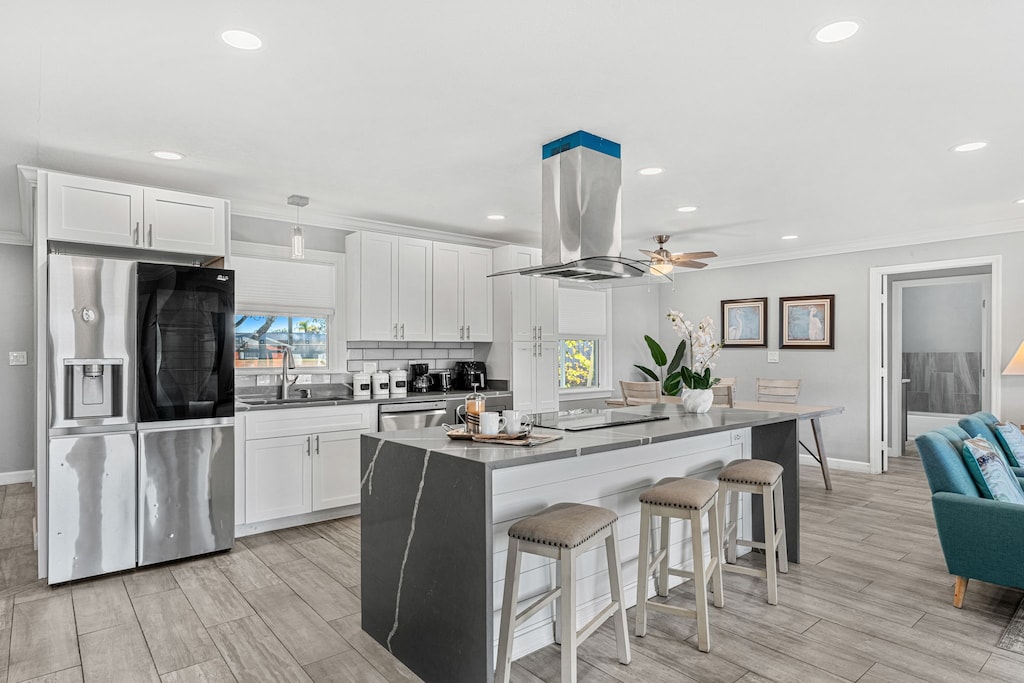 Sleek & modern kitchen with breakfast bar