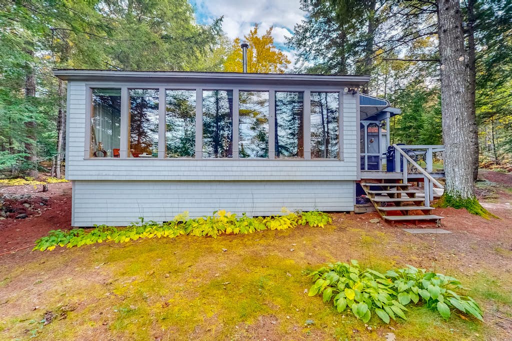 Dog-friendy lakefront cottage w/gas fireplace, firepit, dock, grill, & 3 kayaks