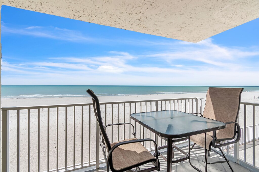 Private Beachfront Balcony