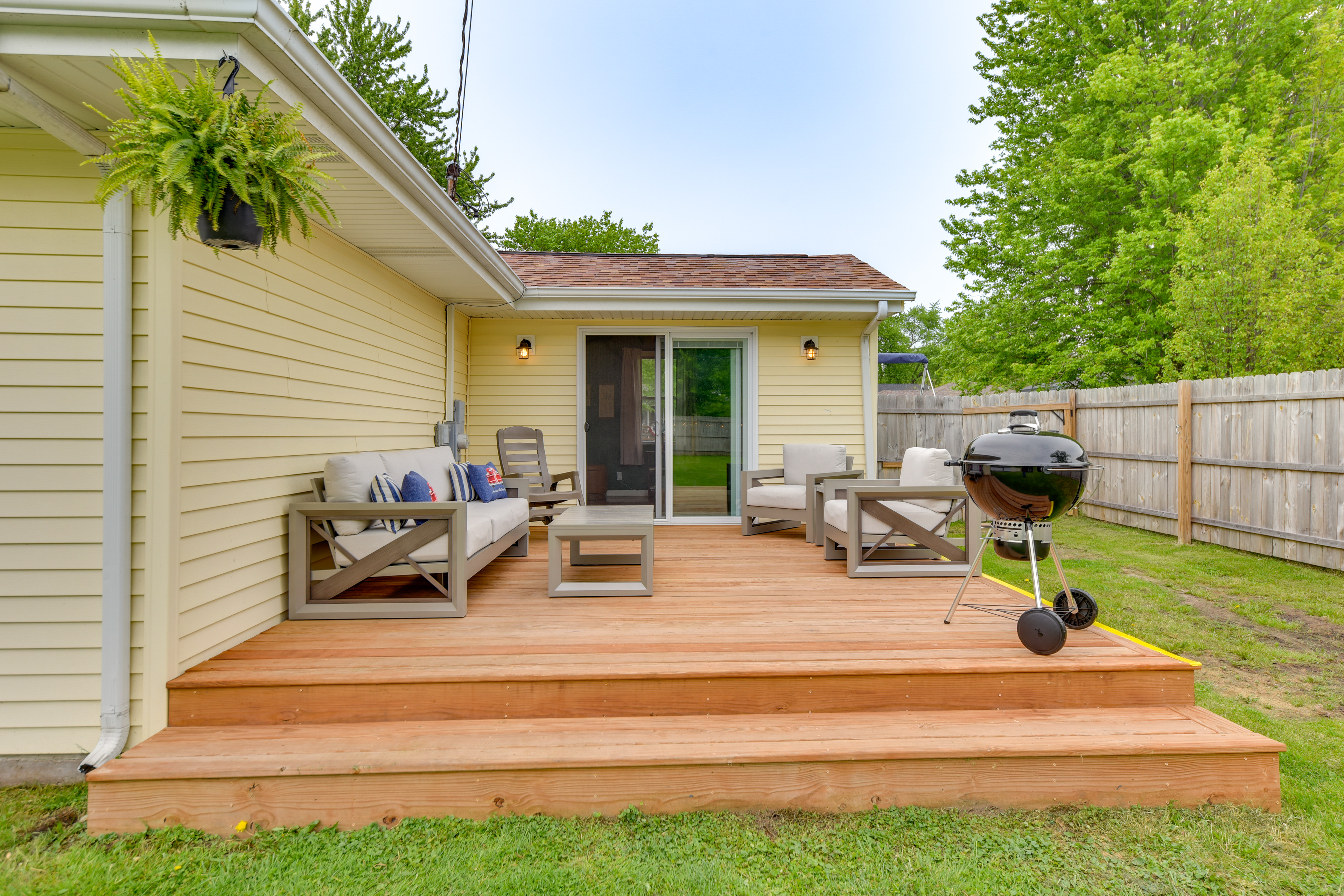 5 Houses to Elizabeth Lake! Family Getaway w/ Yard