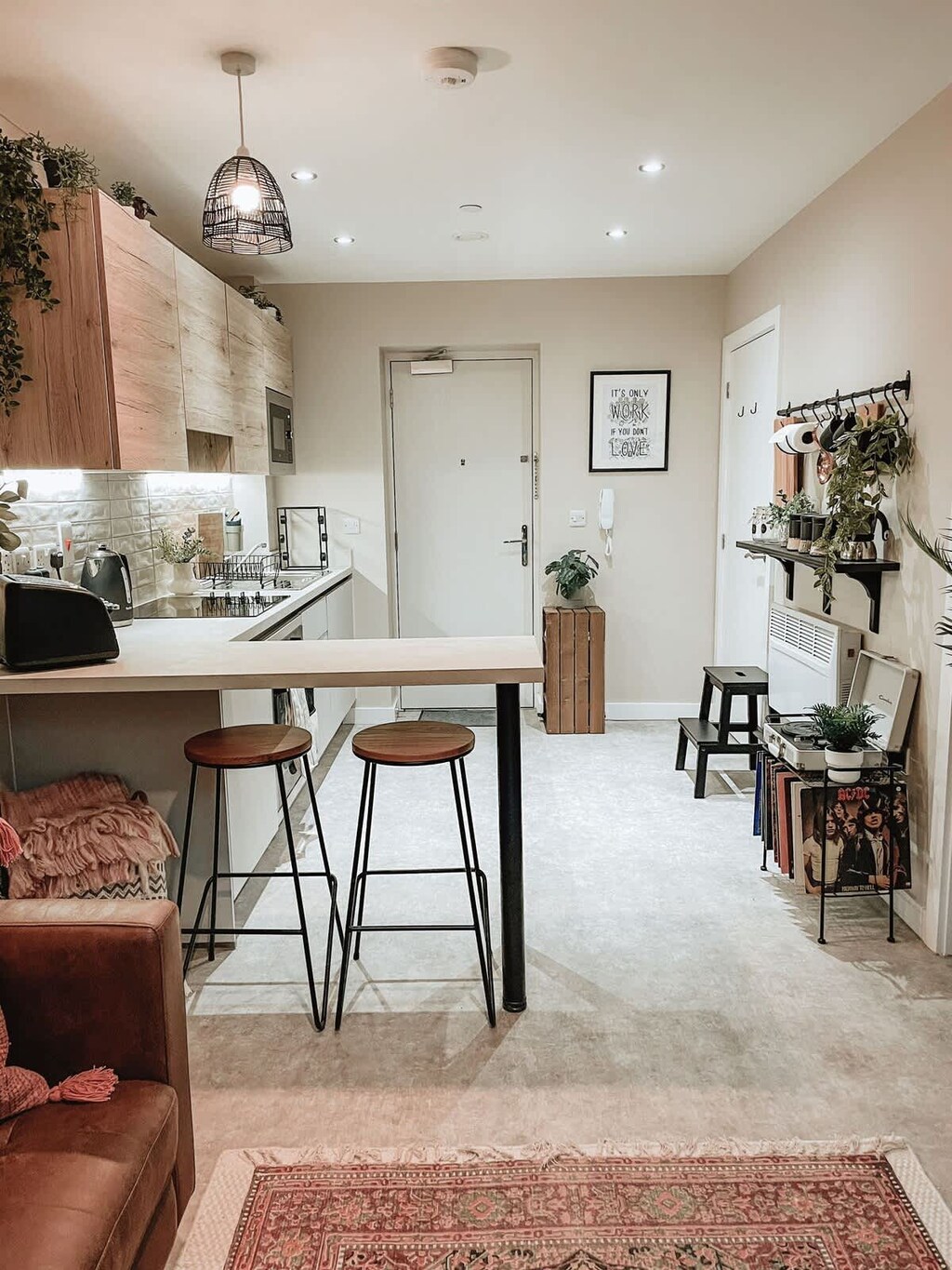 Mini dining area dedicated to provide an intimate dinner with your companion