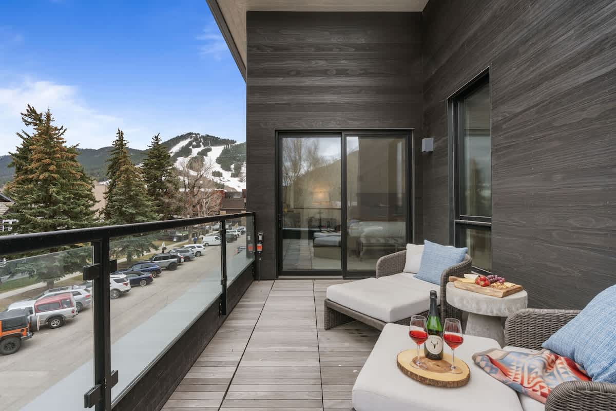 Abode at Sky View, rooftop hot tub, walk to town