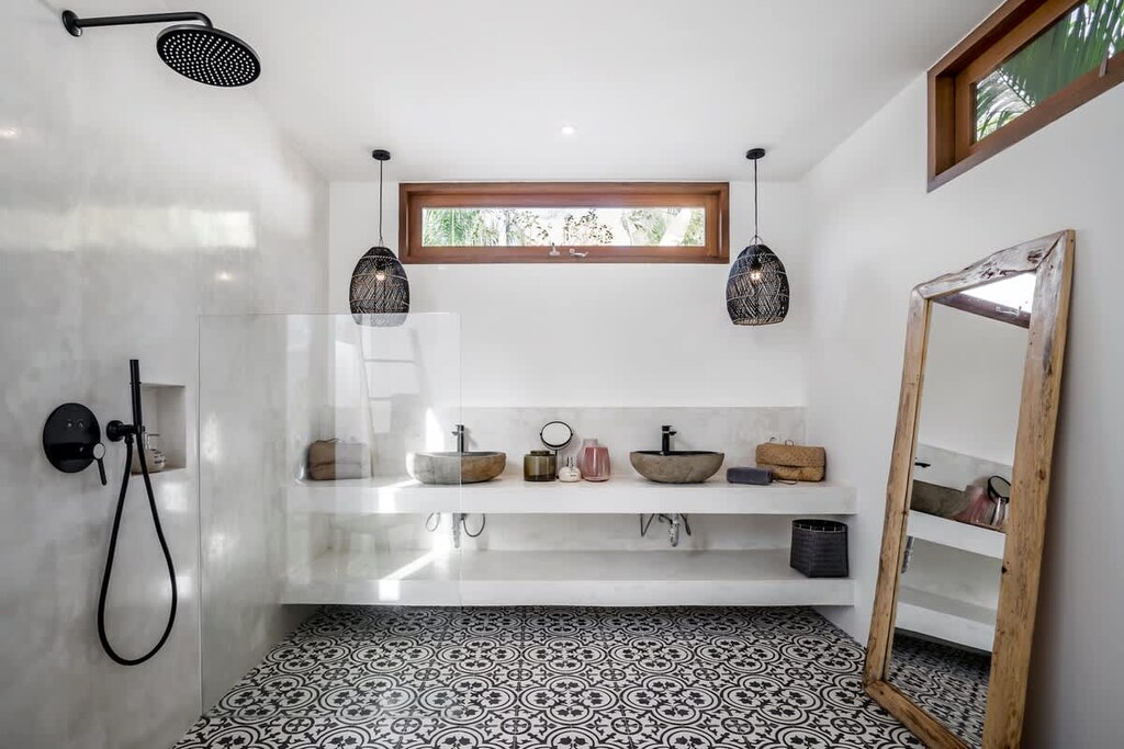 Spacious and modern bathroom