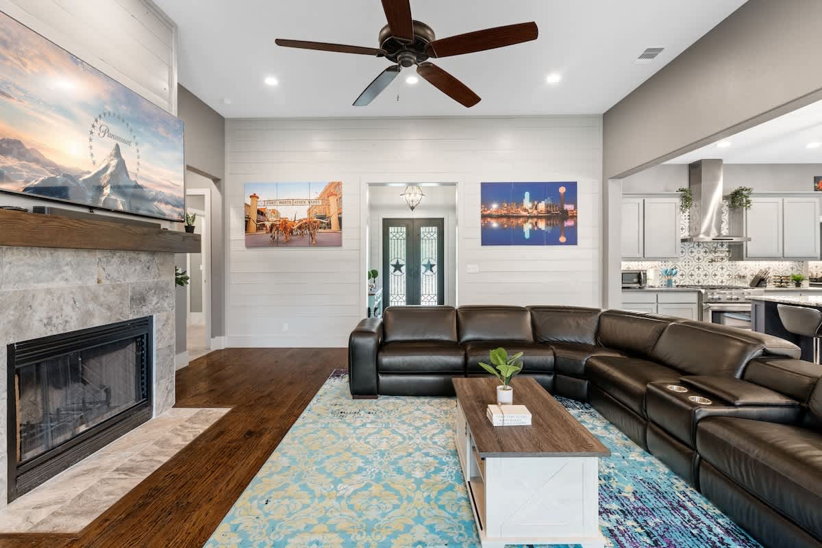 Open living space next to the kitchen