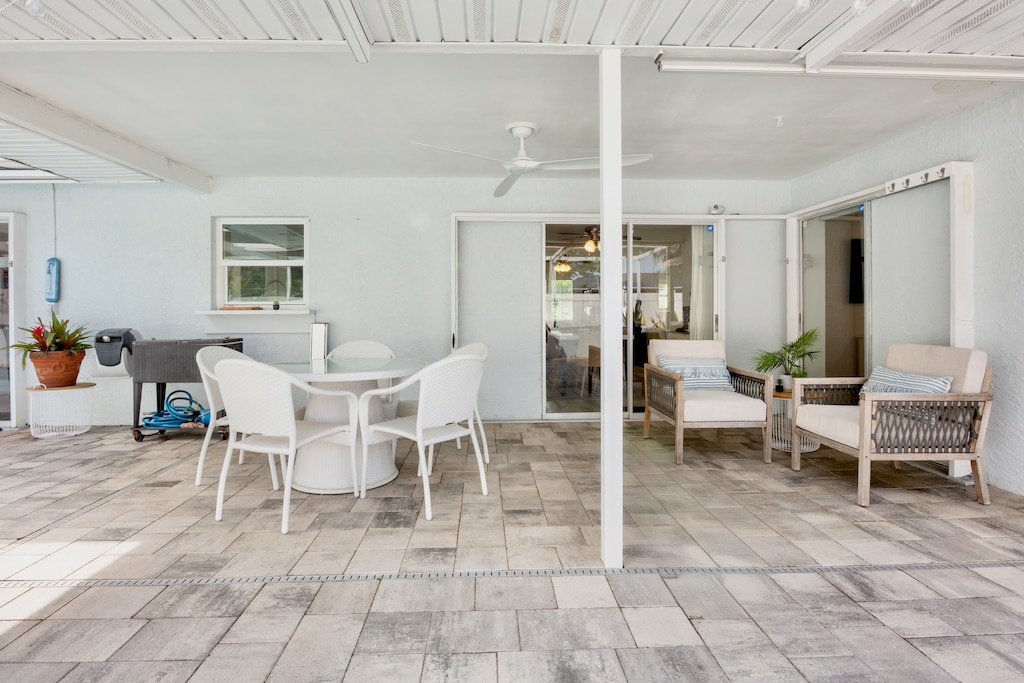 Outdoor Lounge and Dining