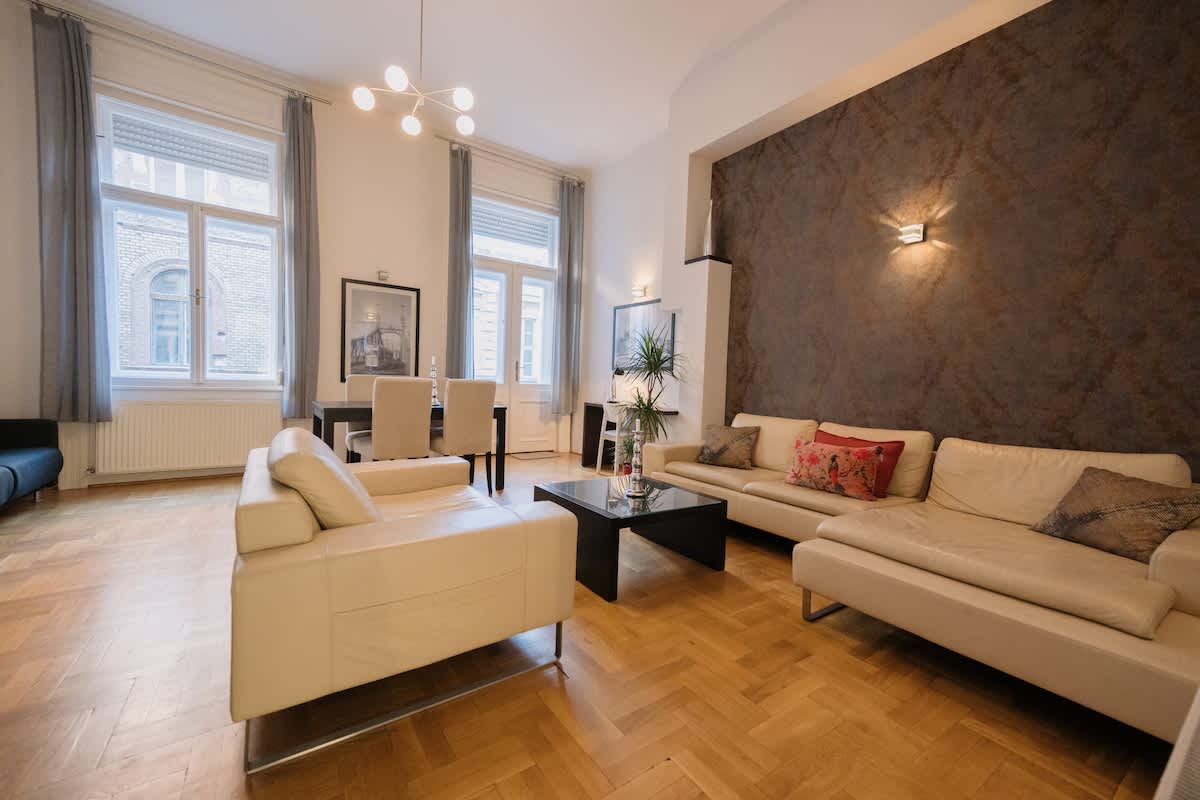 Romantic 1BR Apartment w/ Balcony View