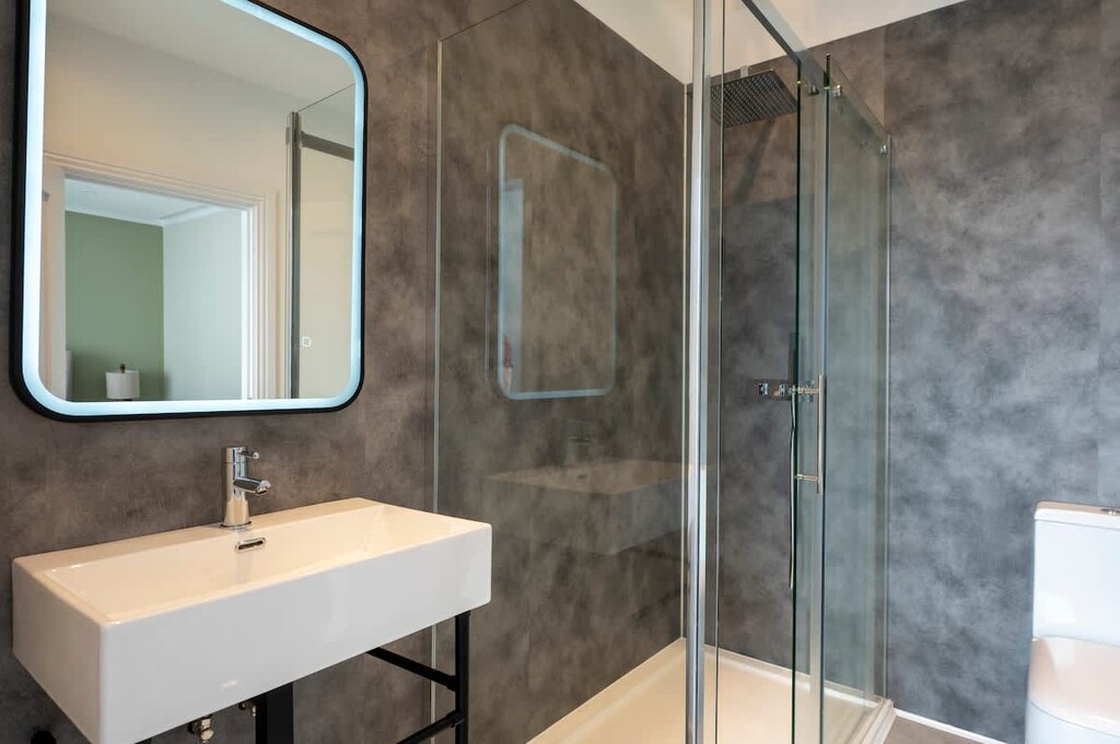 The master bedroom, along with the ensuite shower room and toilet, offers a luxurious experience. The spacious ensuite connects to the walk-in wardrobe, enhancing the feeling of true luxury.