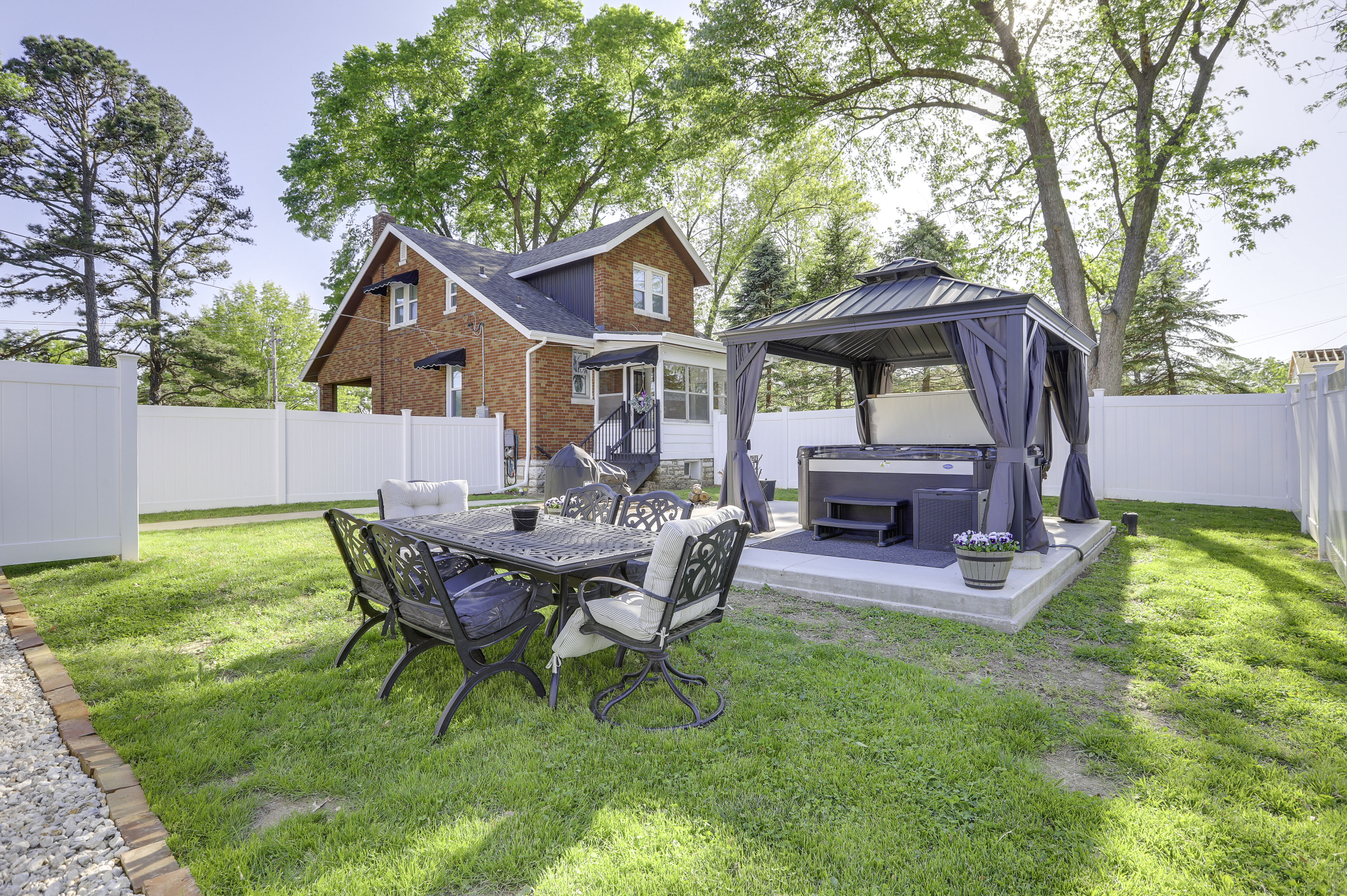 Hot Tub, Grill & Games! Family Getaway in St Louis