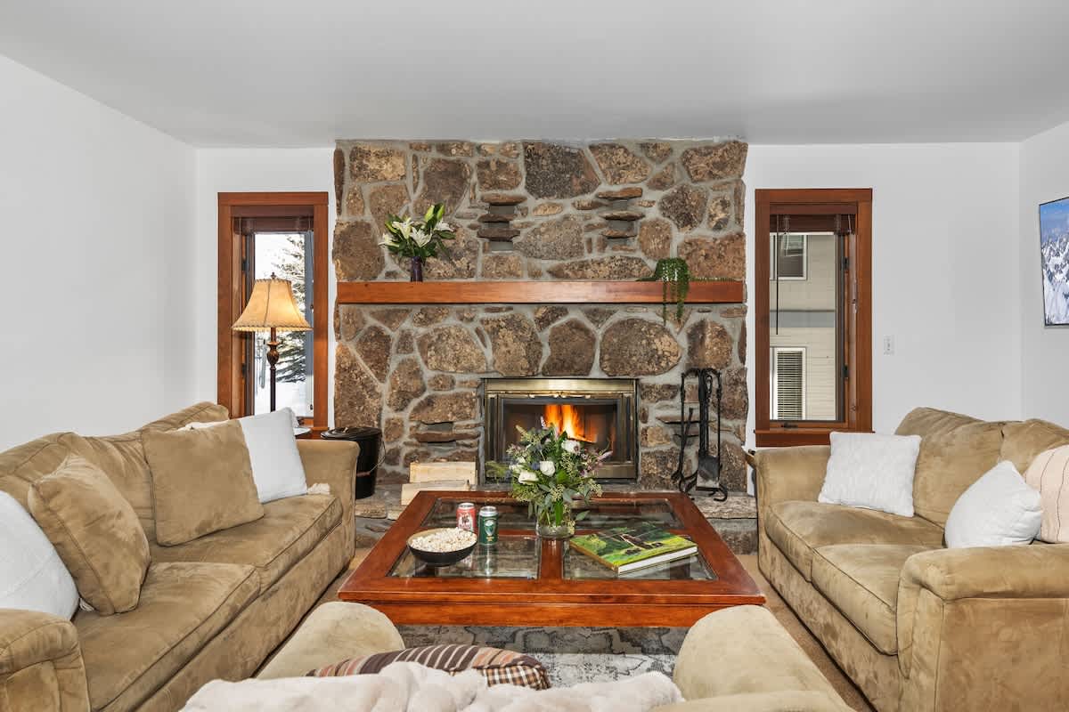 Abode at Sundance, spacious & cozy, walk to lift