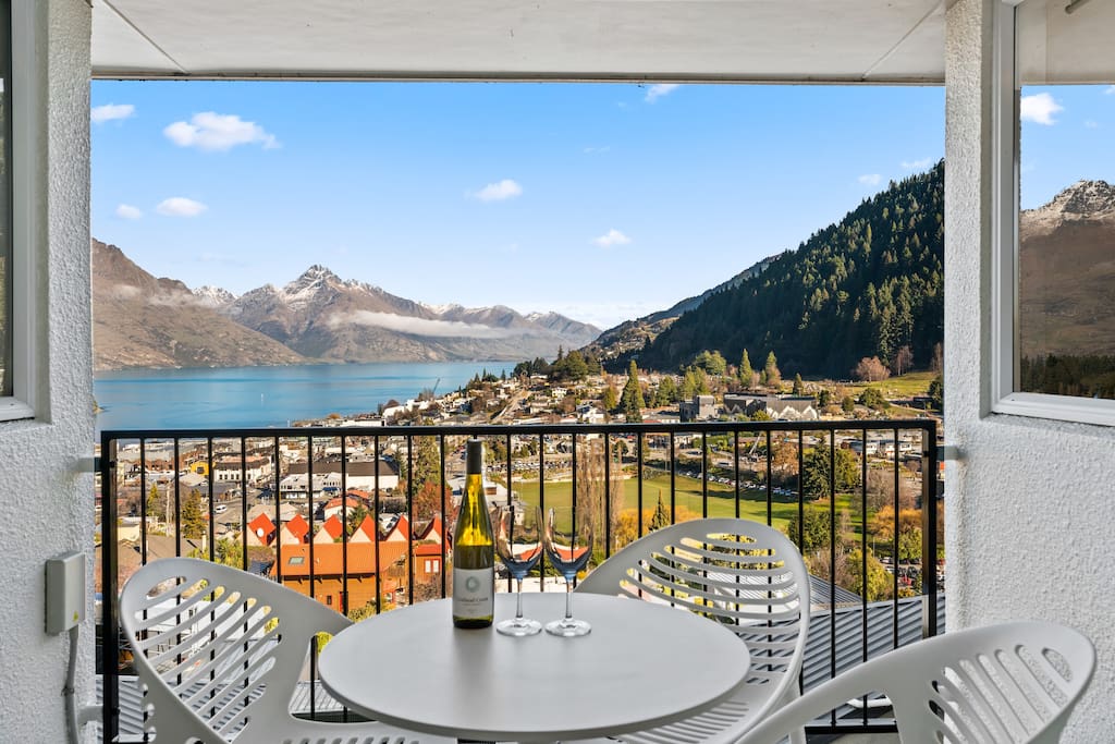 Fantastic views down over Lake Wakatipu and the Southern Alps mountains. Every room in the house enjoys this view. Walking distance (450 m) into Queenstown central town.