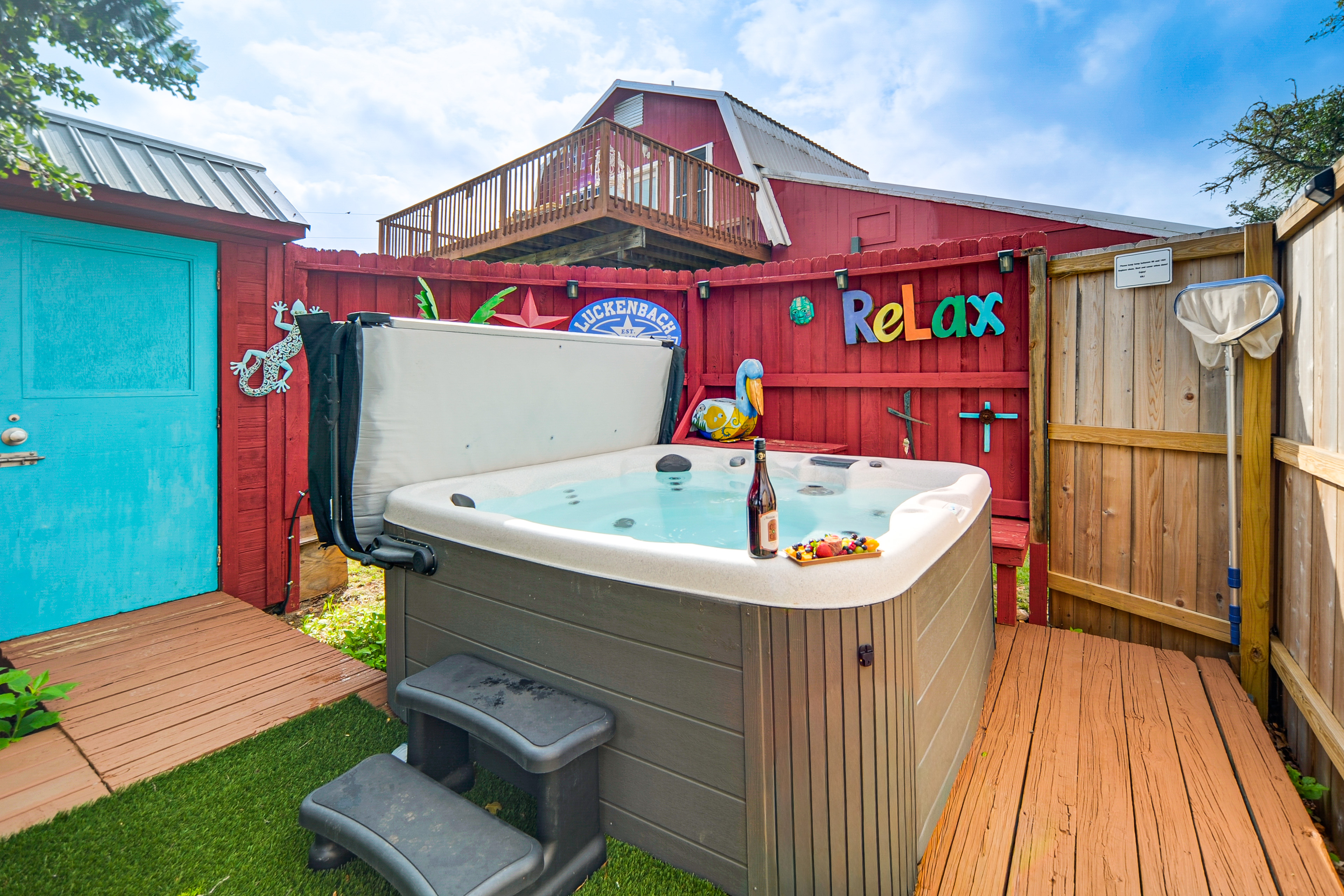 Fredericksburg Barn w/ Balcony: Sip, Soak + Hike
