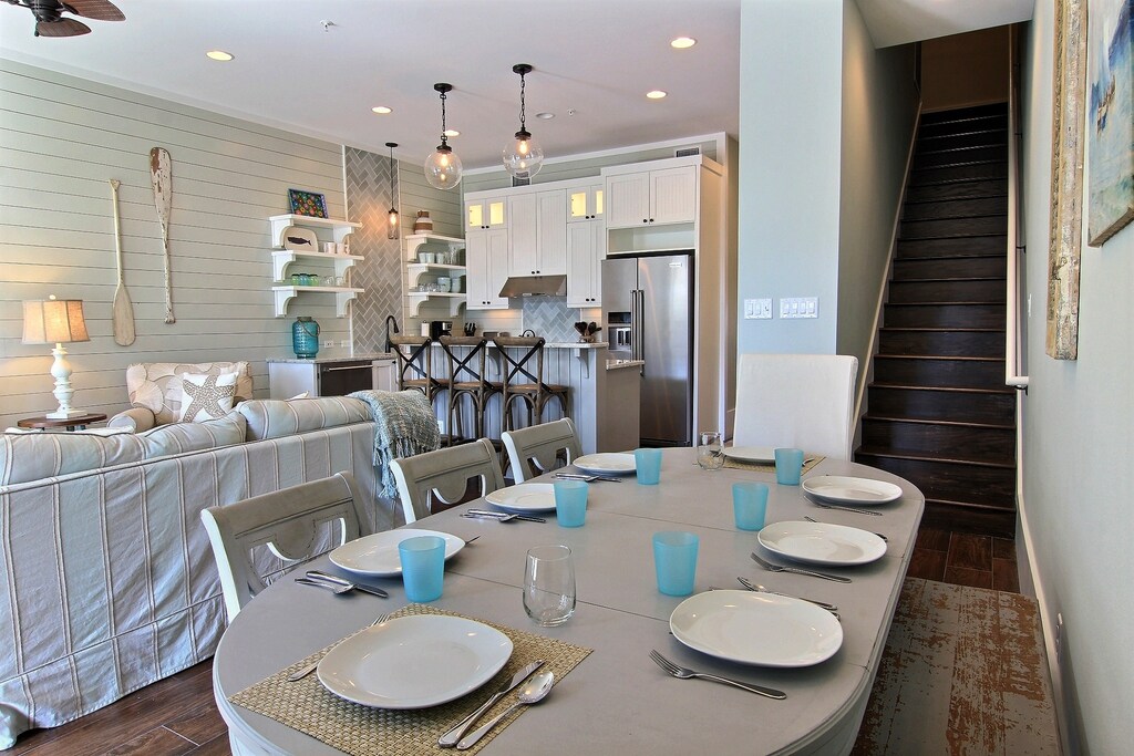 Dining Area. Dining Area