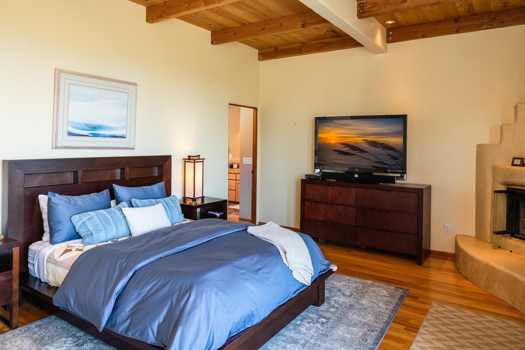 Bedroom #1, Queen, Fireplace, En Suite