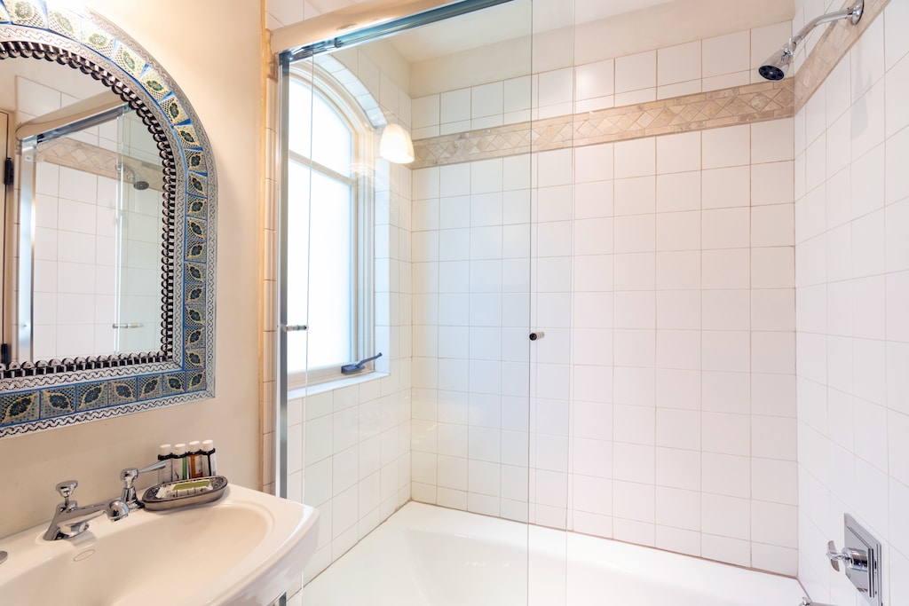 7.02-Telluride-Rivercrown7-Guest-Bathroom2