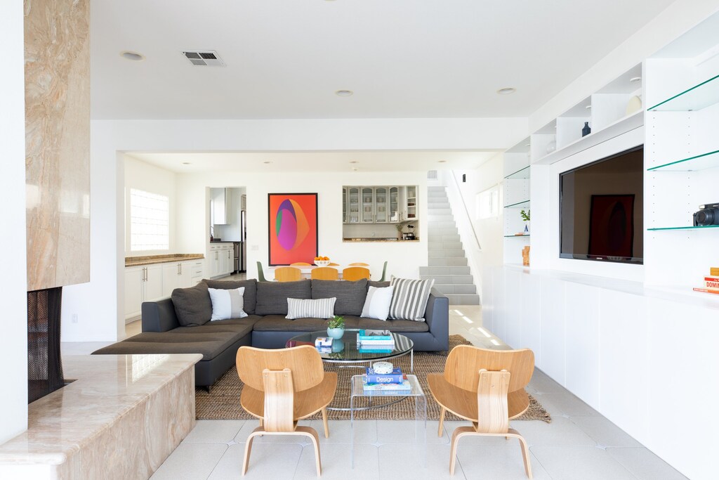 Clean and bright living room.