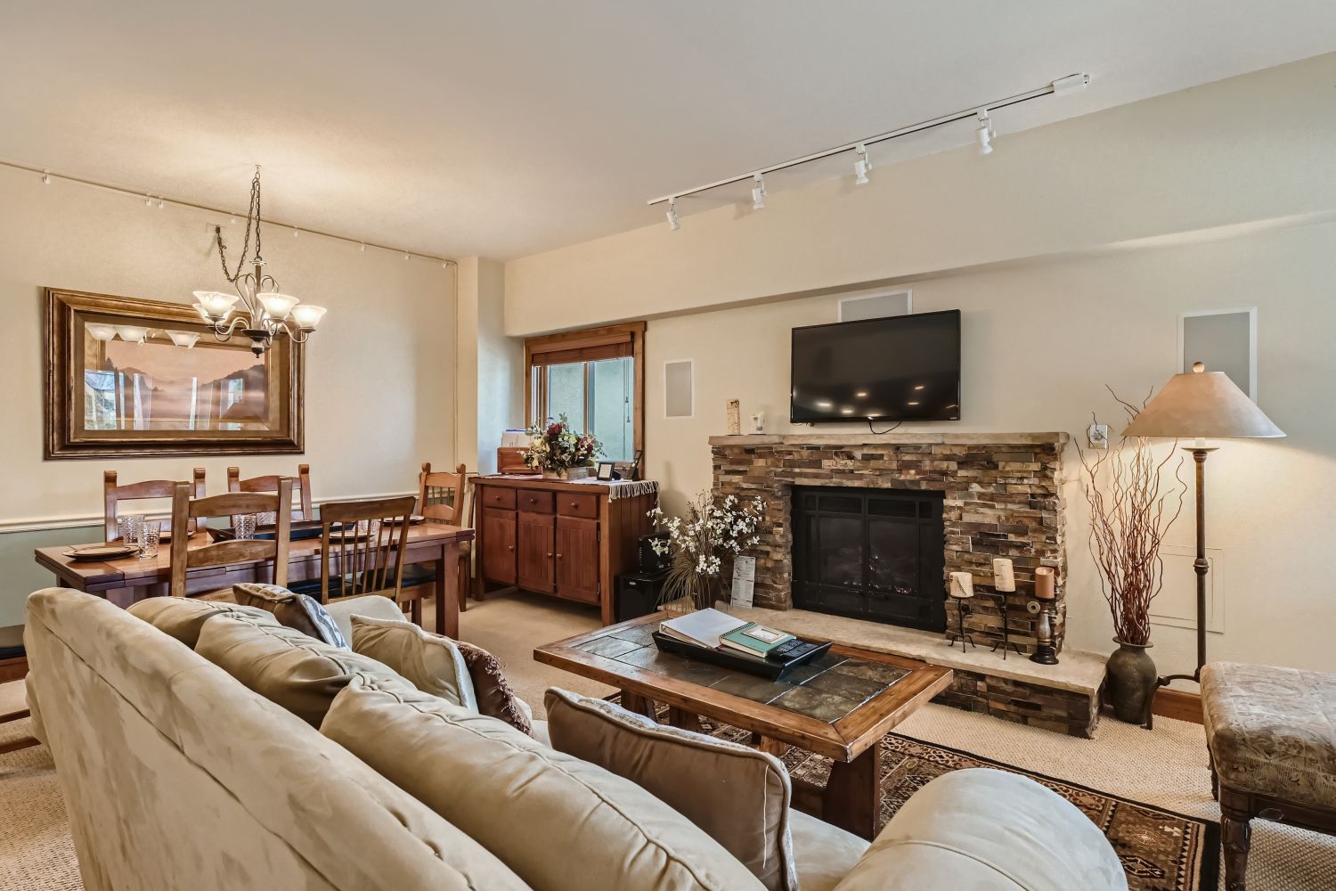 Cozy 2bed/2bath ski-in/out condo with fireplace, flat screen TV, & tons of amenities! - 