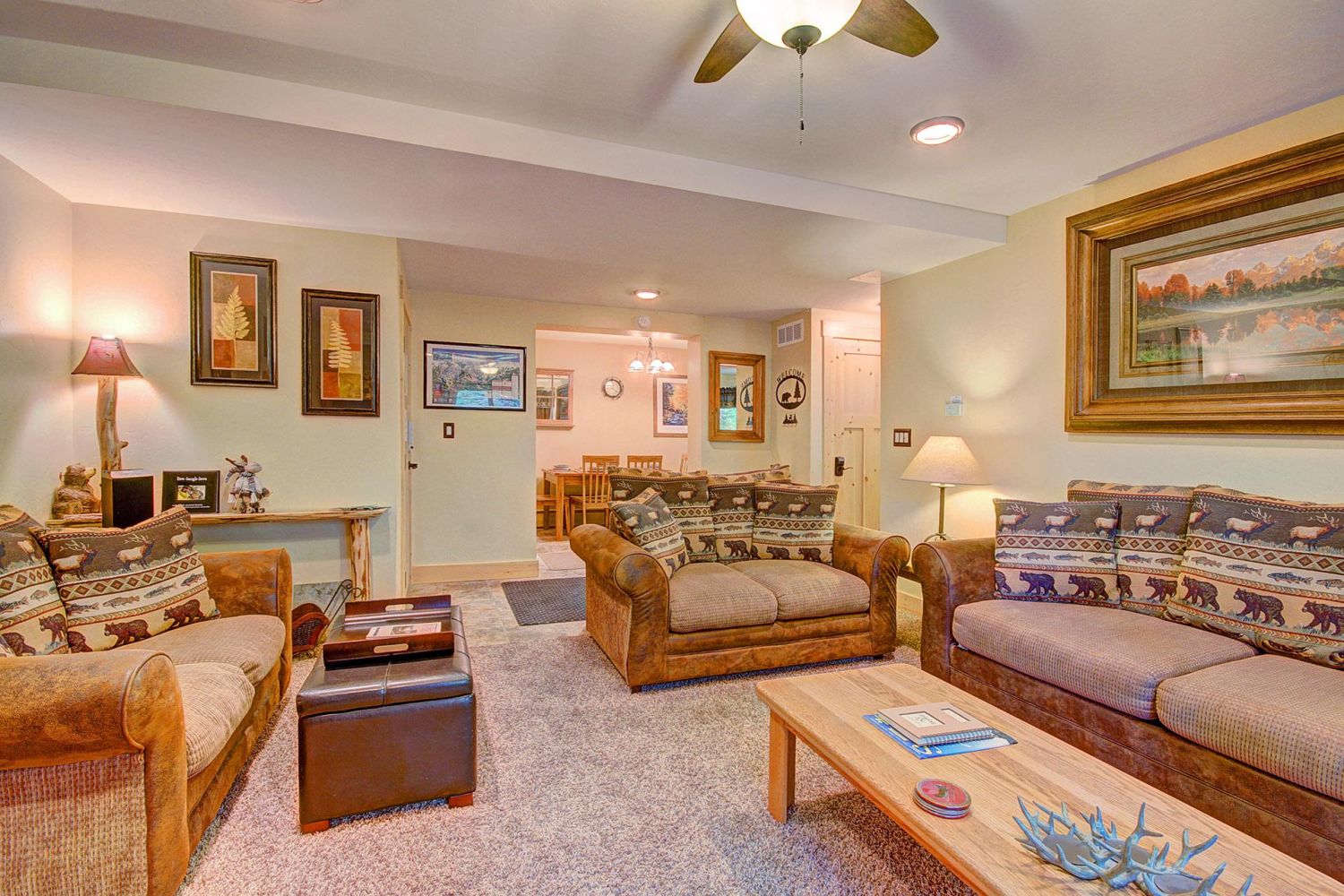 Living room area looking towards kitchen - 