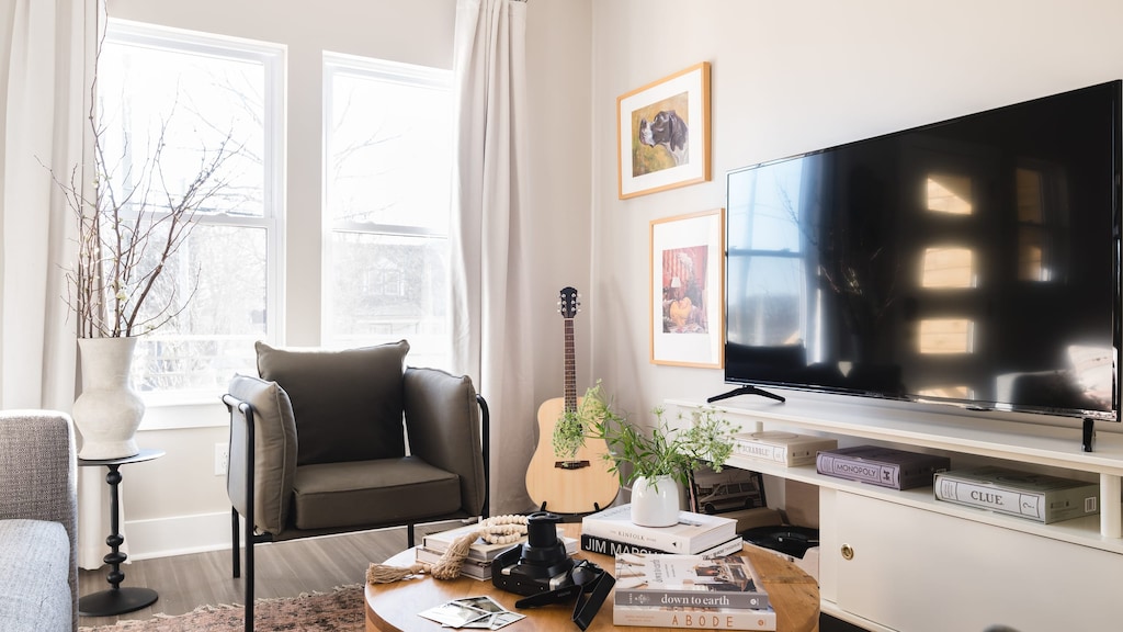 Play a tune on the guitar.