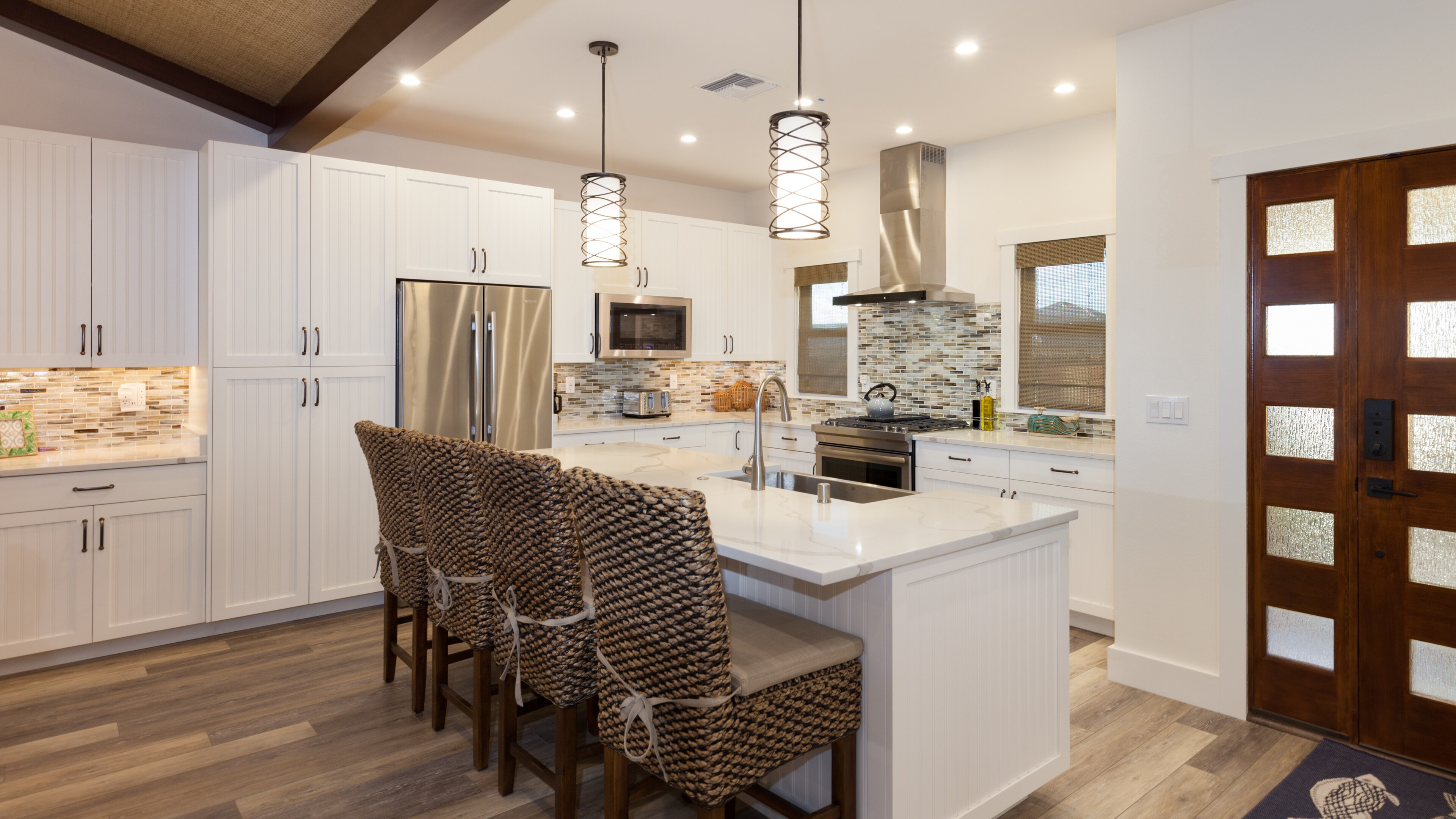 Gorgeous gourmet kitchen stocked with oils and spices, plus starter pack of Kona coffee