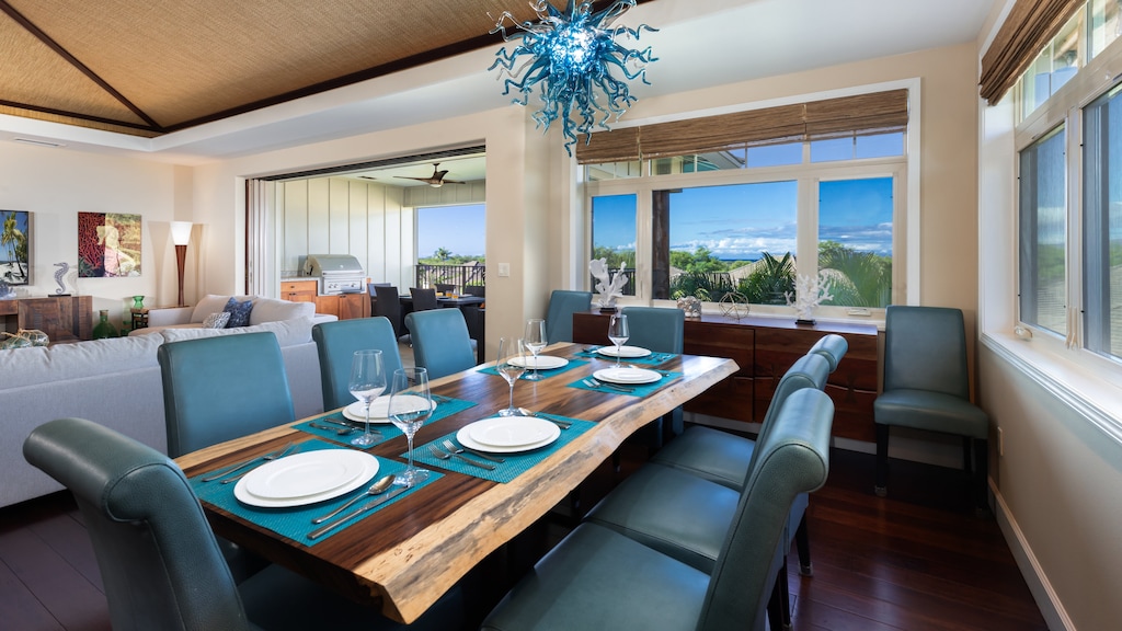 Seating for 8 in the dining room