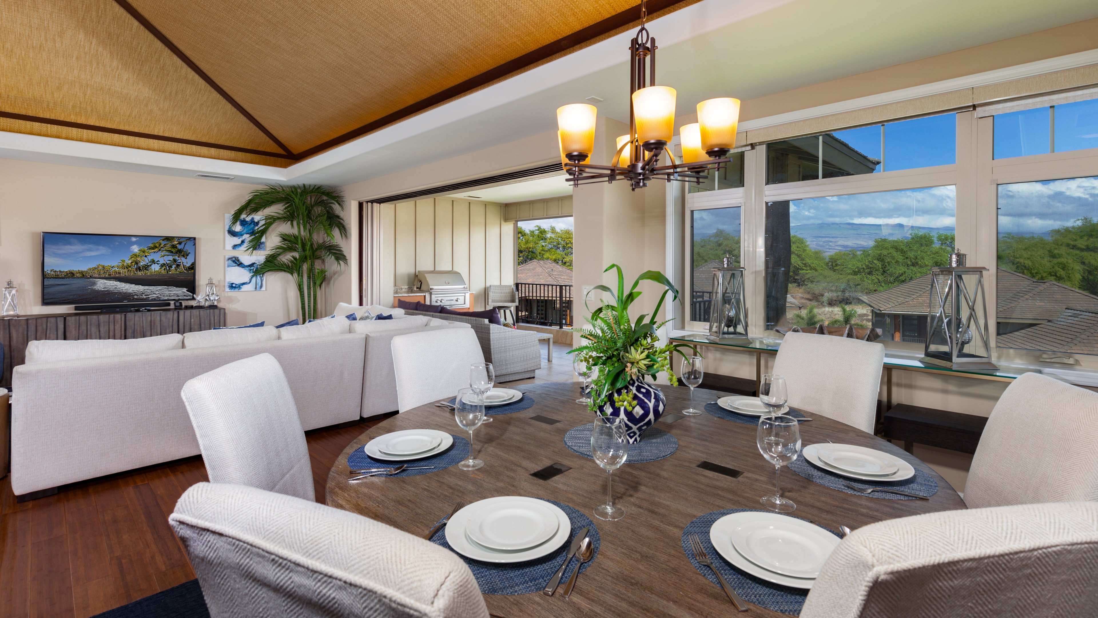 Dining Room - seating for 8 plus 4 at island plus outdoor on lanai