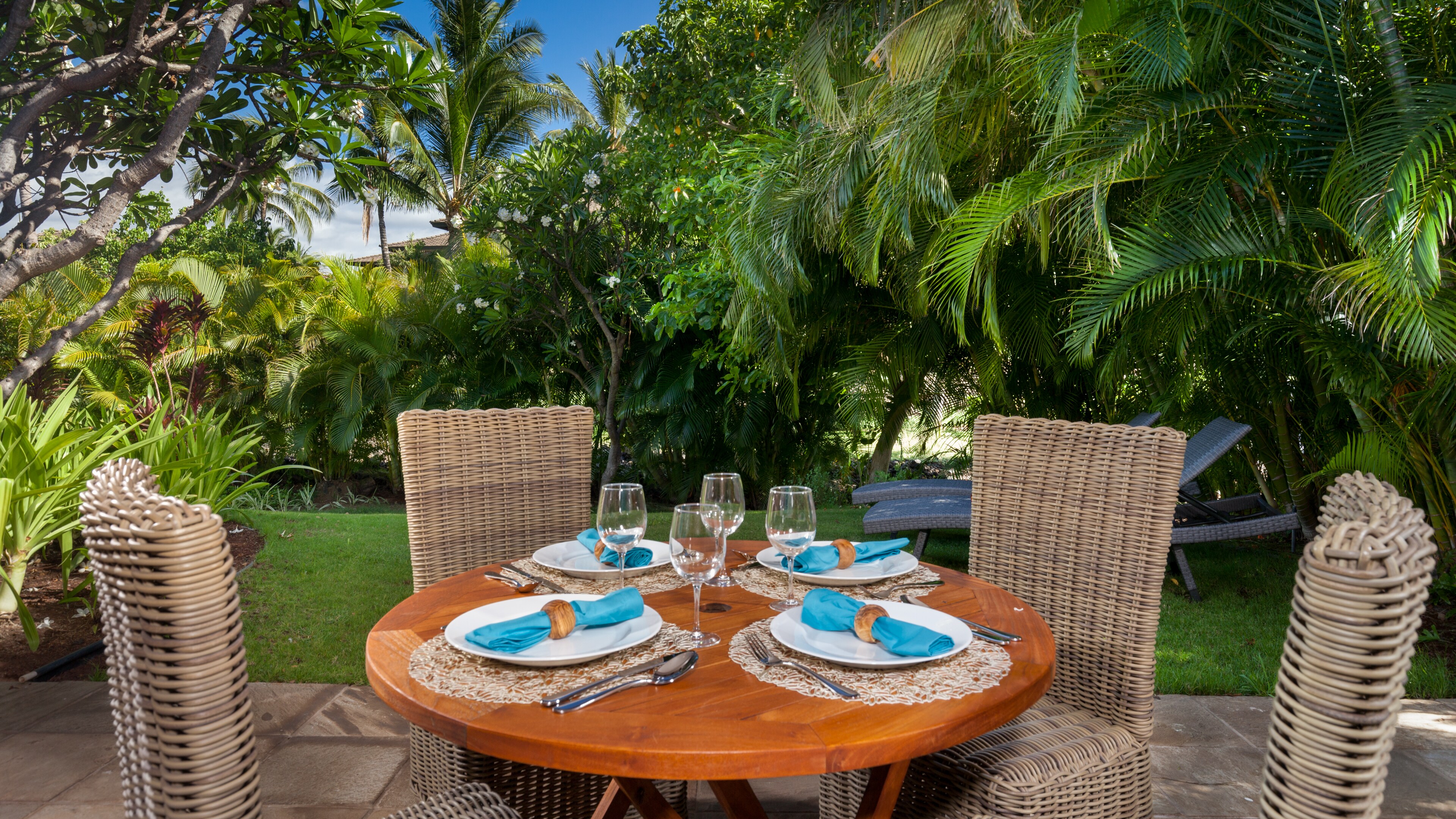 Outdoor dining in tropical paradise