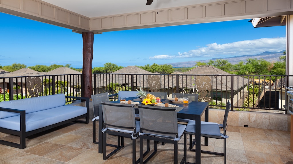 Enjoy breakfast on the lanai with peak~a~boo views of the ocean