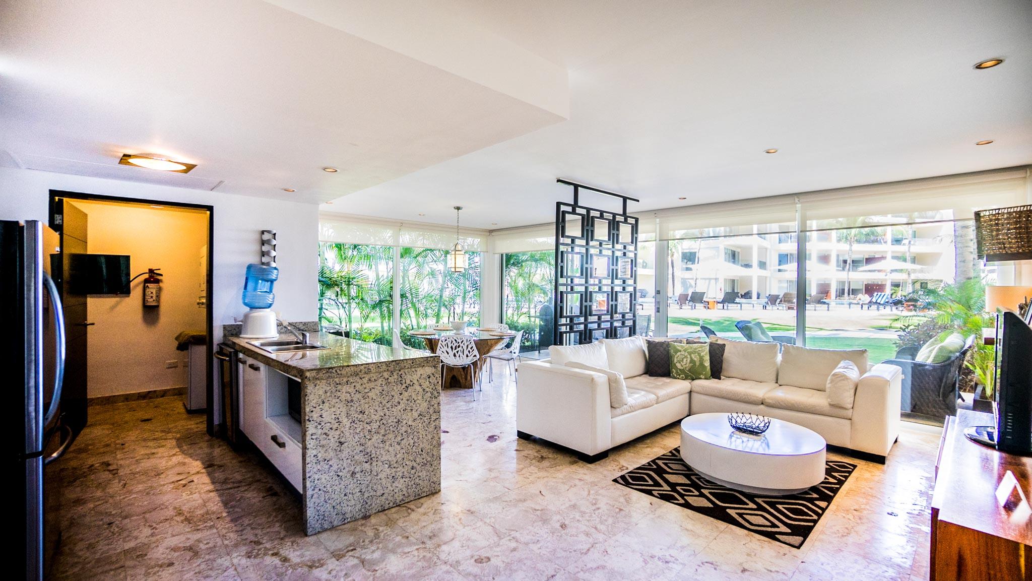 Property Image 1 - Professionally Decorated Ground Floor Suite Offers Direct Pool Access and Beach Club