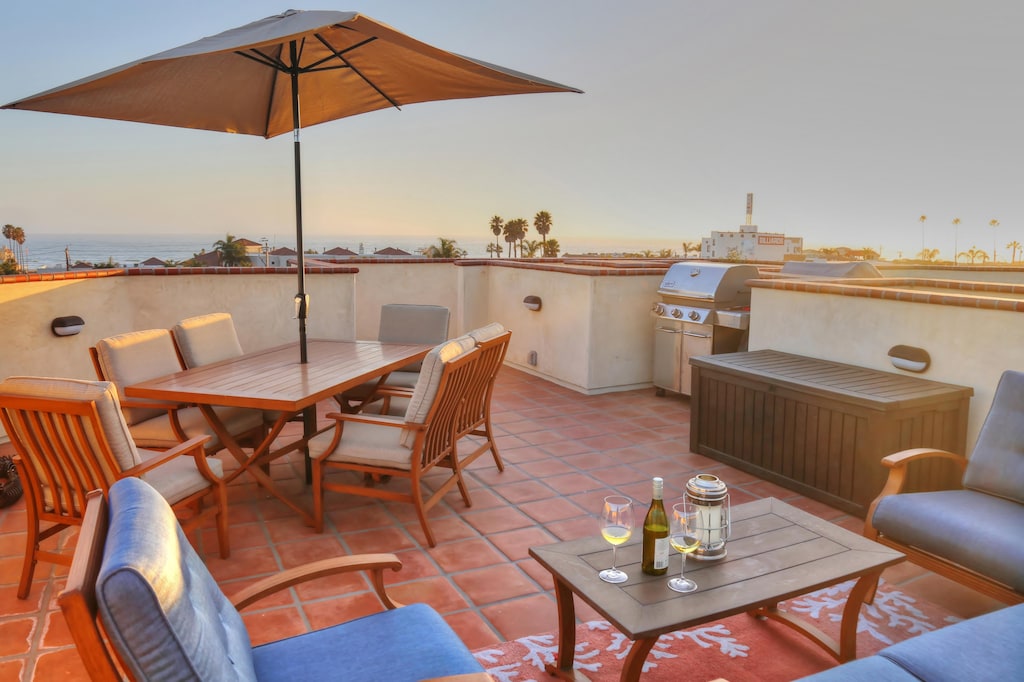 Roof top dining and outdoor seating for six (6+)