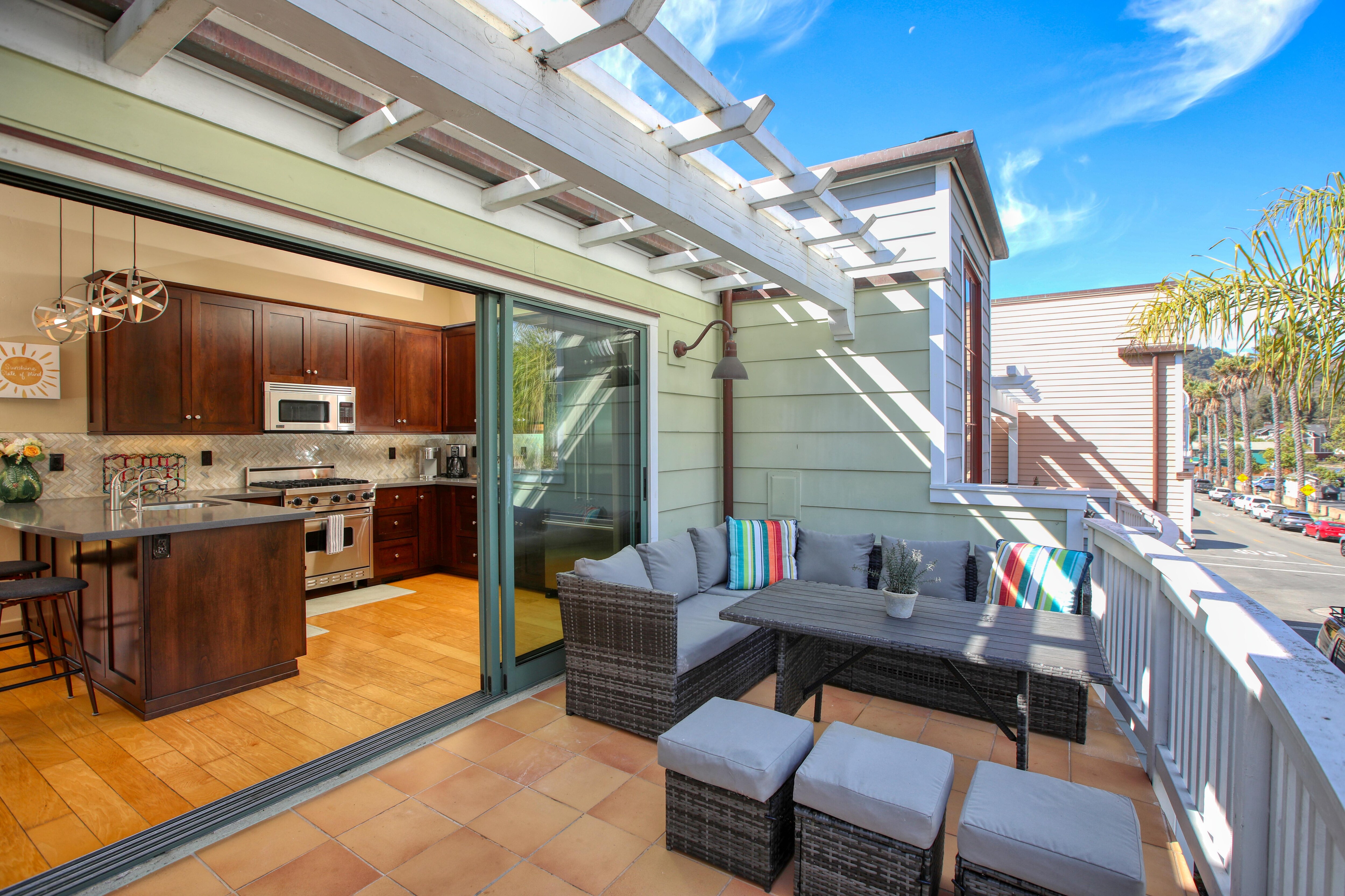 Outdoor enthusiasts will love the natural gas BBQ and the choice of al fresco dining spaces—right off the kitchen or on the upper deck.