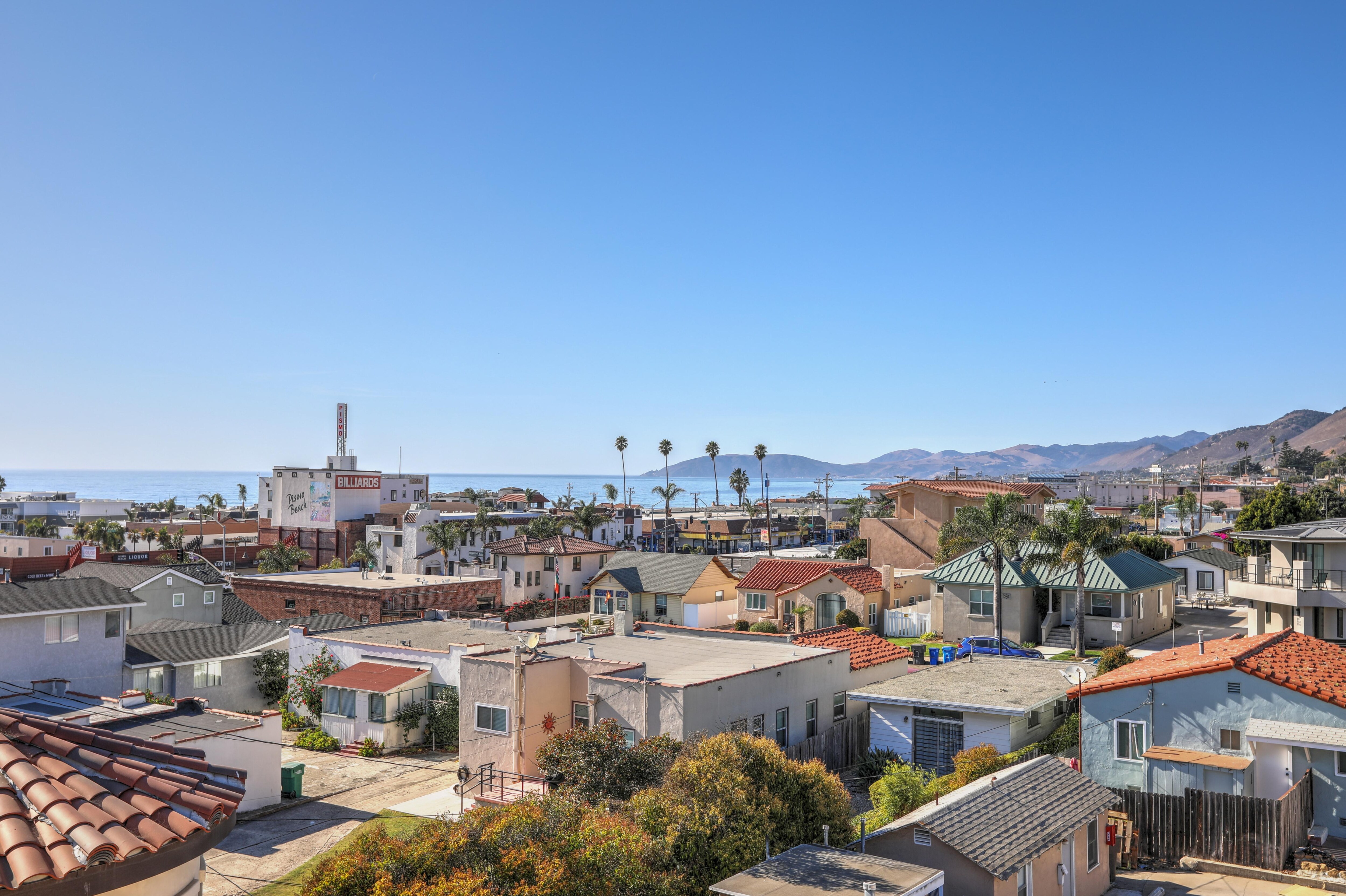 Breezy Bright Condo with Rooftop Ocean & Mountain Views Pismo Beach