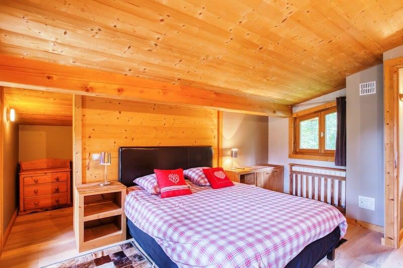 Traditionally Sweet Chalet with Superb Views