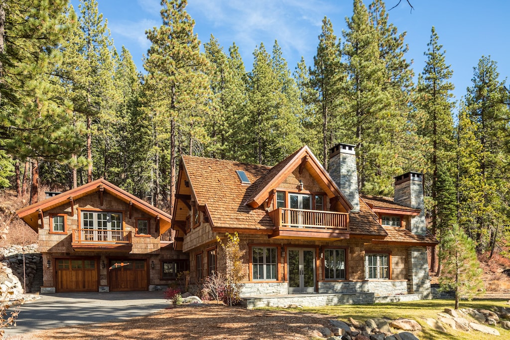 You'll be located in Olympic Valley, just a 7-minute drive from Palisades Rosert and close to Alpine Meadows at Palisades. 