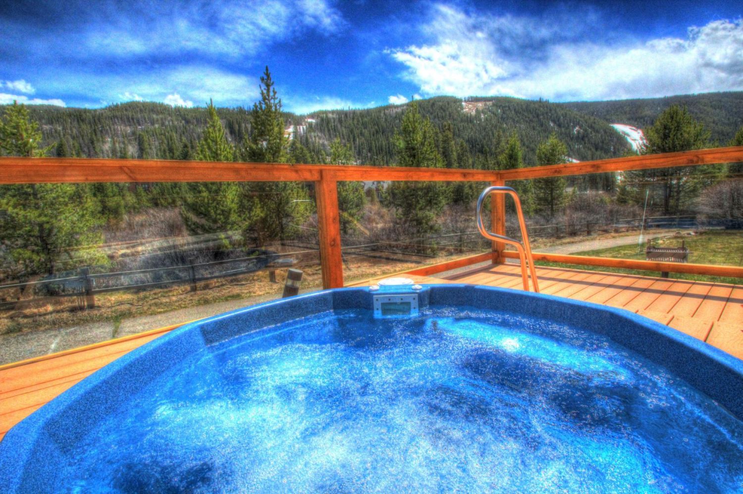 Frostfire Hot Tub - Enjoy the outdoor hot tubs and spectacular mountain views.