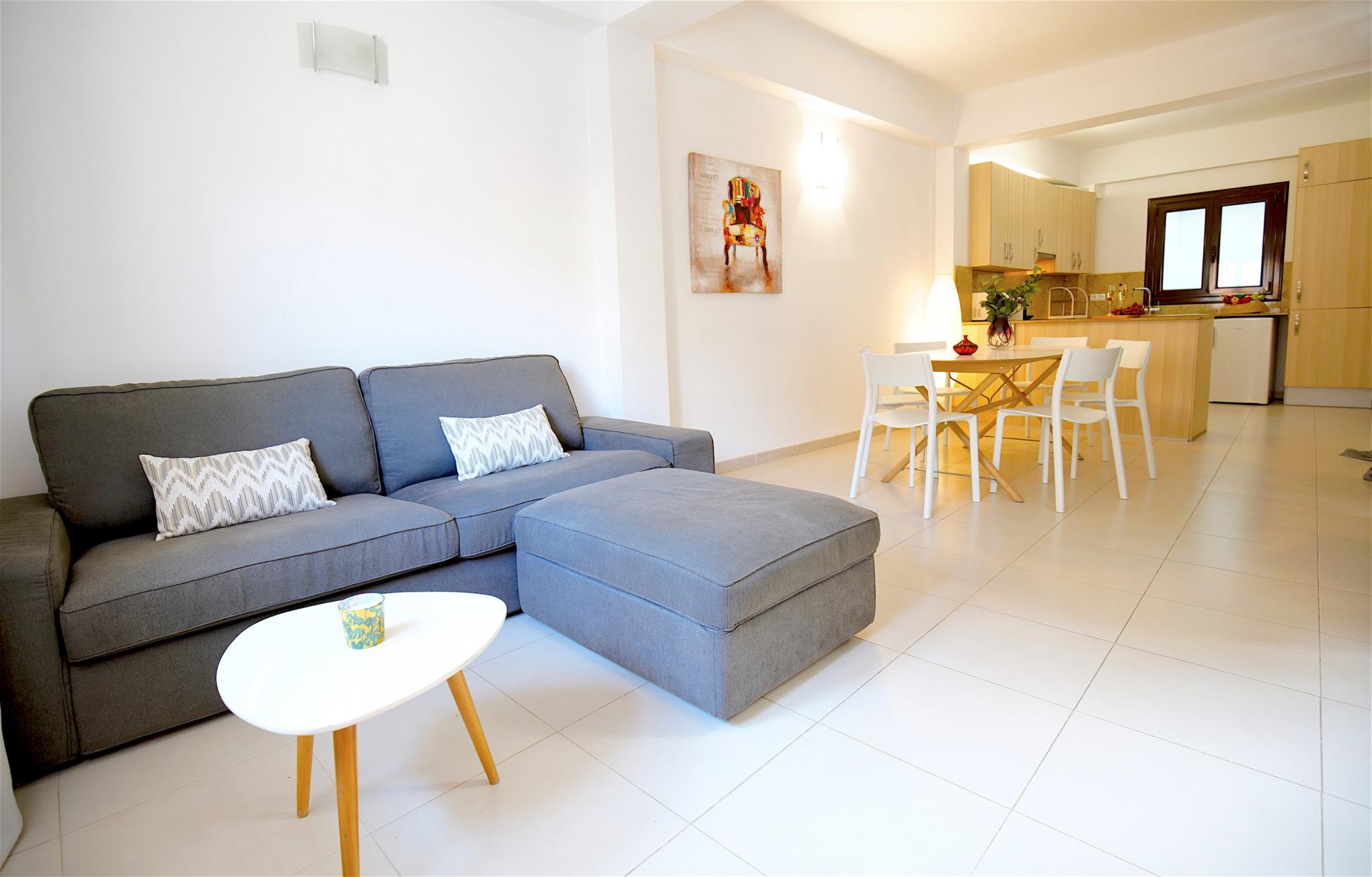 Property Image 2 - Contemporary Bright 3 Bedroom Apartment near Historical Places